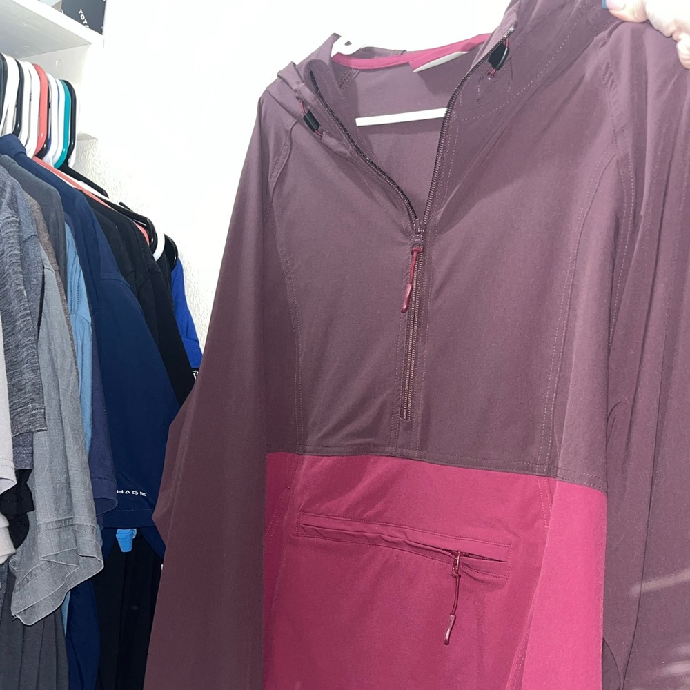Ascend coat size large maroon color